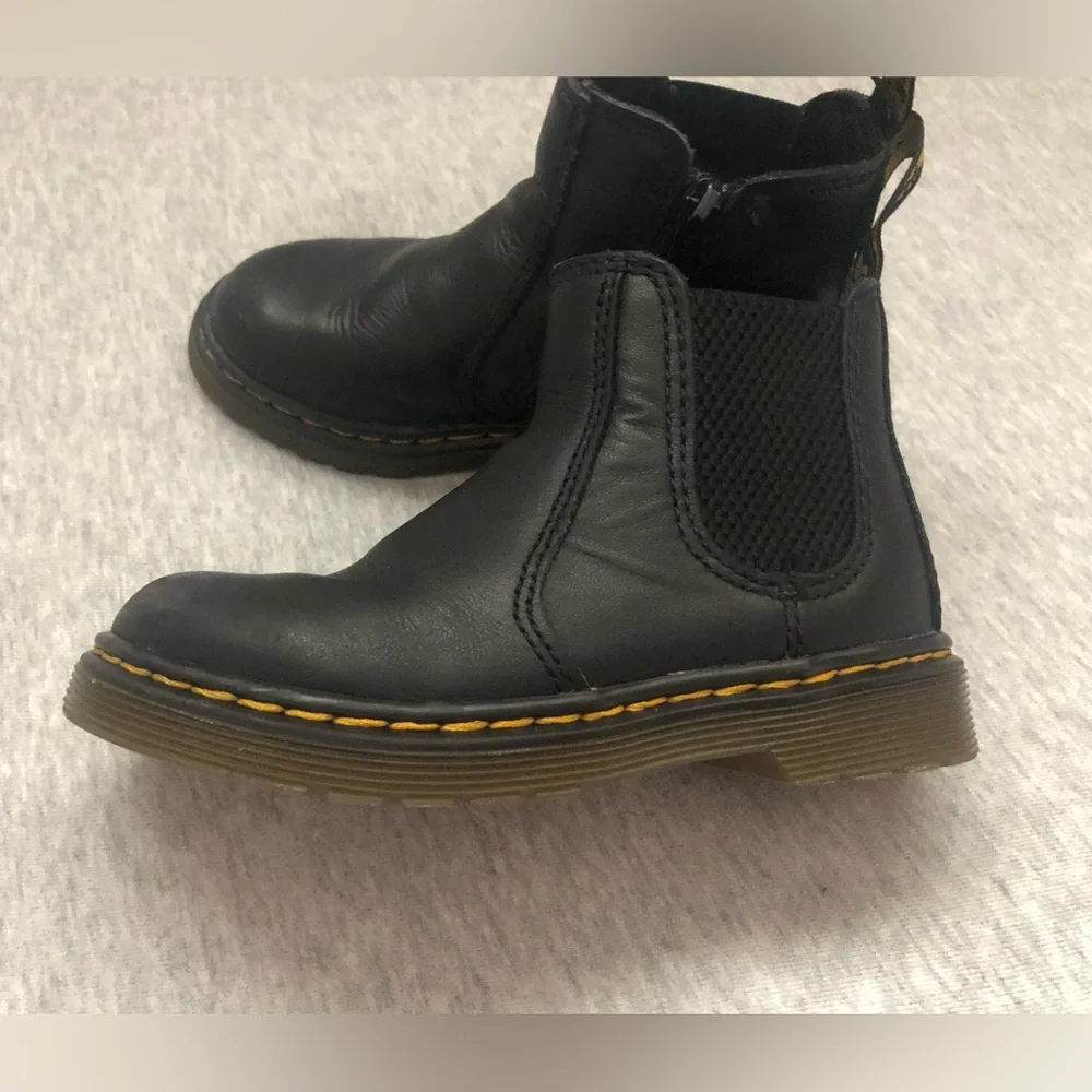 Dr. Martens Kids 2976T Chelsea Softy T Leather Boots Size: US 9 EUR 26